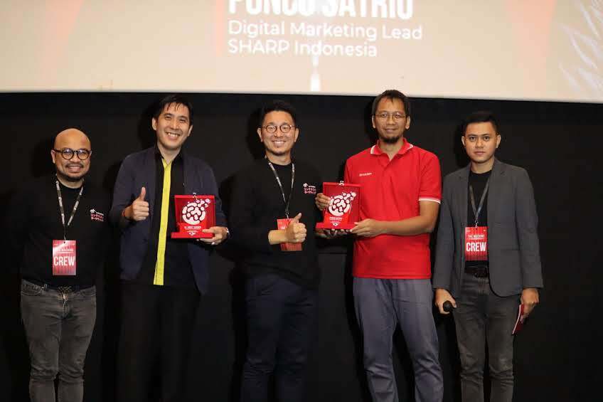 The FreakOut Indonesia Leaders giving out awards